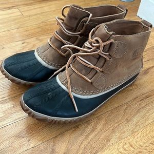 Hardly worn sorel ankle boots. Waterproof